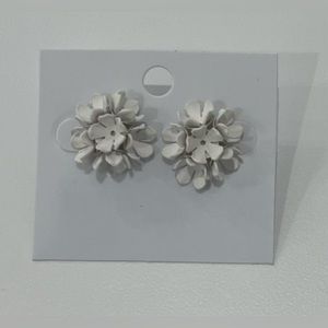 WHITE FLOWER Stud Earrings